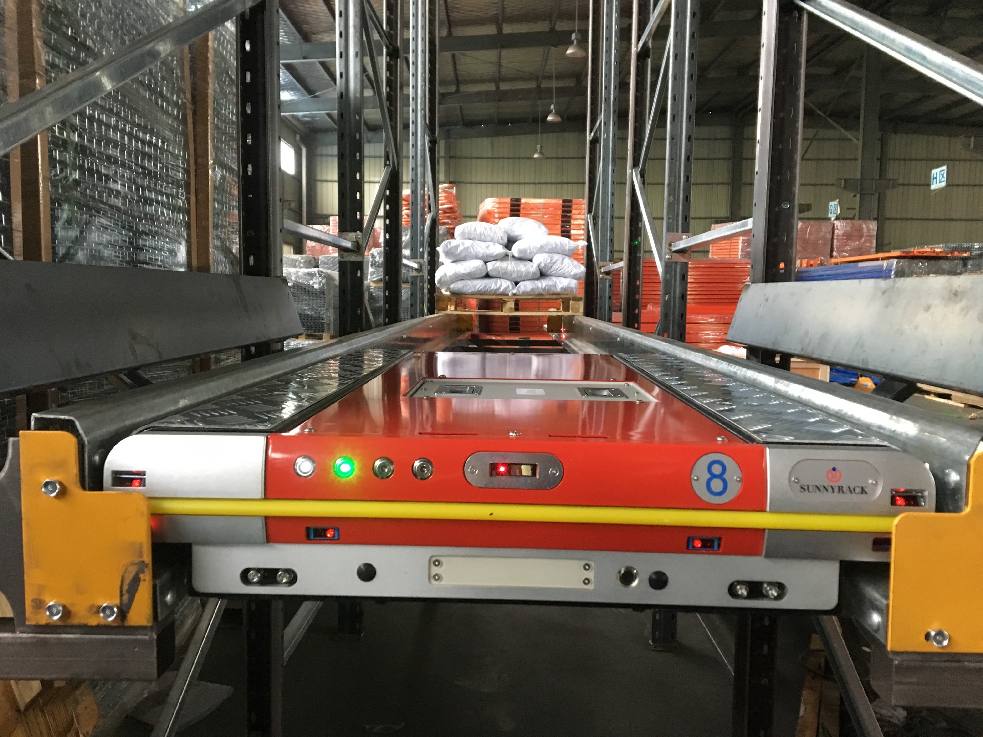 货架出产厂家分析穿梭车货架的利益以及使用行业